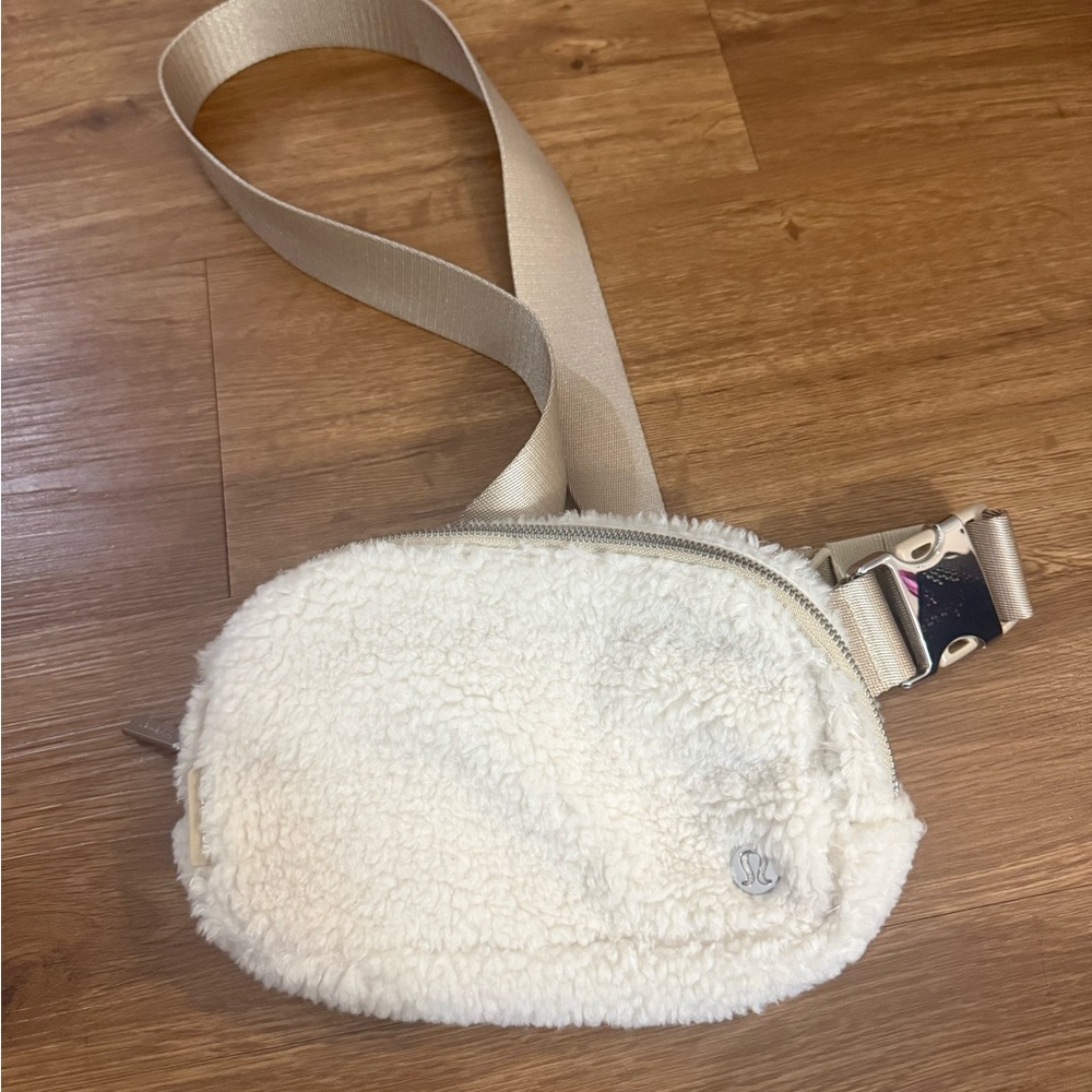 LIKE NEW LULULEMON EVERYWHERE BELT BAG 1L